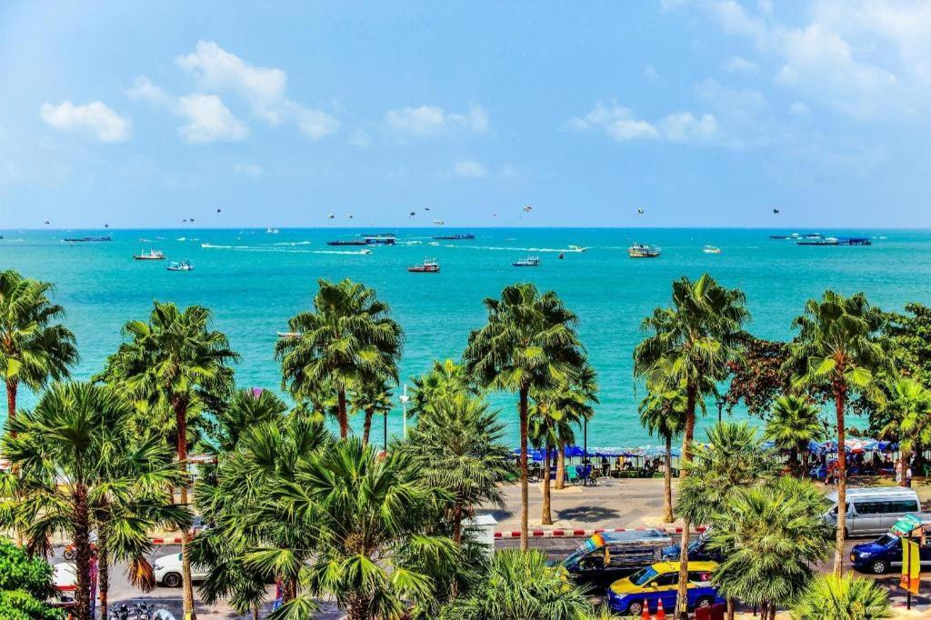 Crown Pattaya Beach Hotel Exterior photo